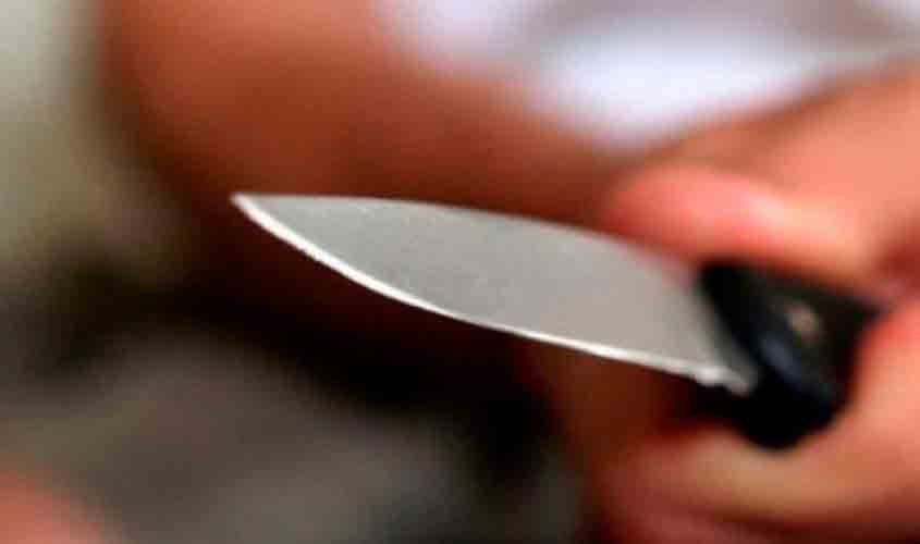 Homem corta a própria barriga com faca após discutir com esposa