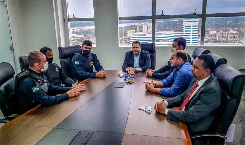 Deputados recebem o pedido para aumento de vagas no CHOA da Polícia Militar