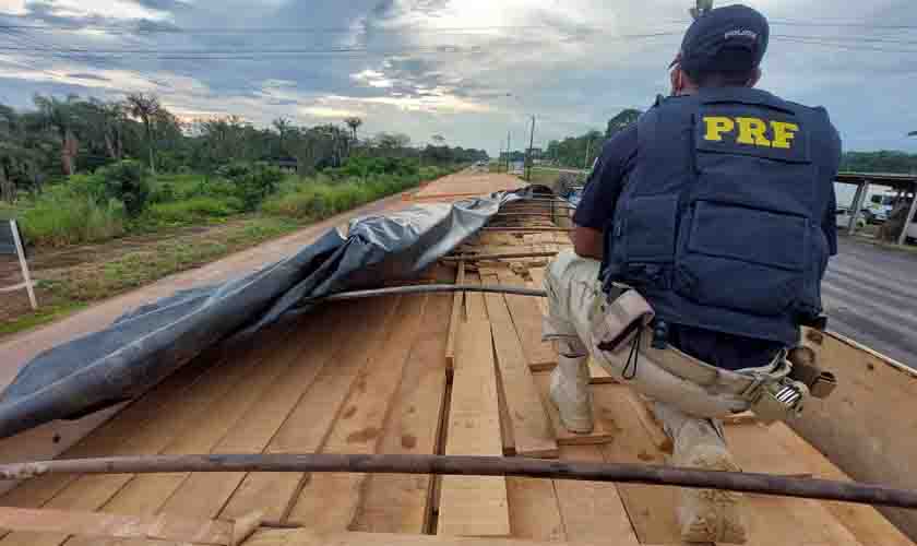 Pane mecânica: Em Porto Velho/RO, PRF identifica transporte irregular de madeira em ocorrência de trânsito