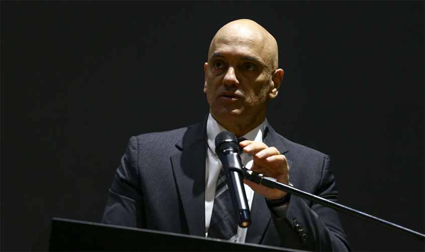 Alexandre de Moraes confirma conversa com senador Marcos do Val