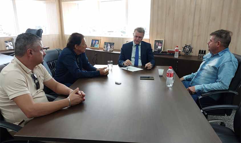 Após a posse, Luizinho Goebel recebe visita de amigos e atende demandas de autoridades municipais