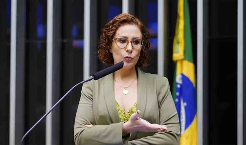 A cabeça da vez é a de Carla Zambelli