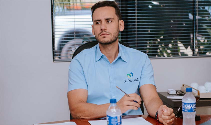 Prefeito Affonso Cândido assina decreto que agiliza processos