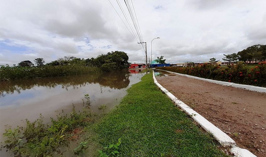 Apesar de alerta da Defesa Civil, ribeirinhos permanecem em áreas alagadas em Ji-Paraná