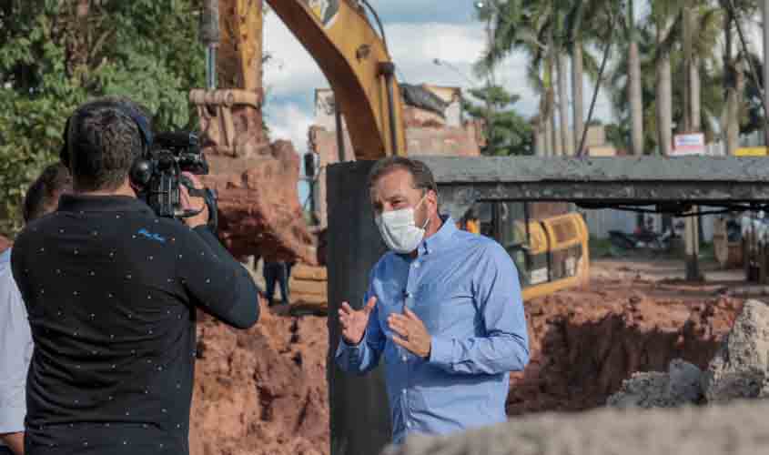 Prefeito visita obras no bairro Flamboyant, Lagoa e Ginásio Padrão