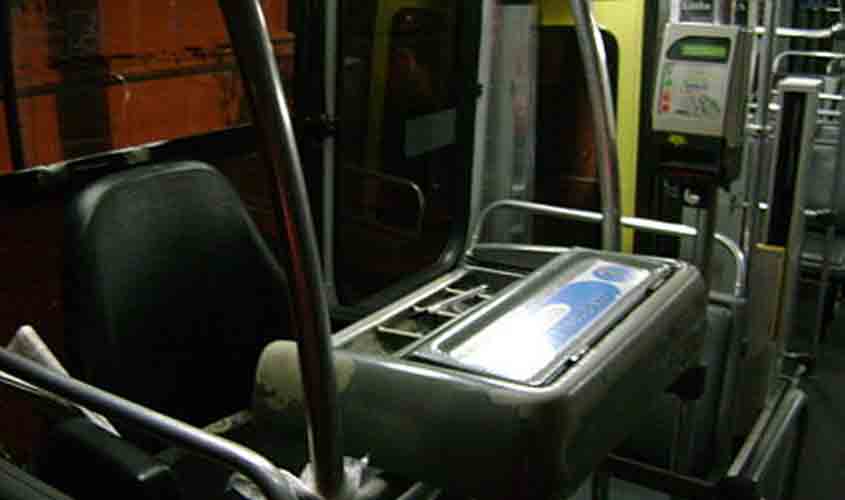 Cobradora que perdeu olho ao ser atingida por saco de lixo receberá indenização