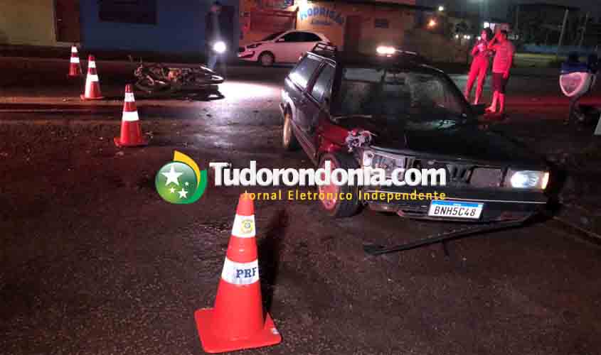 Colisão frontal entre carro e moto deixa jovem em estado grave na zona sul