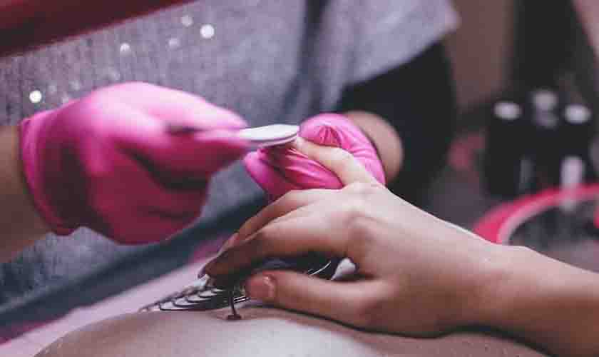 Manicure não consegue reconhecimento de vínculo com salão de beleza