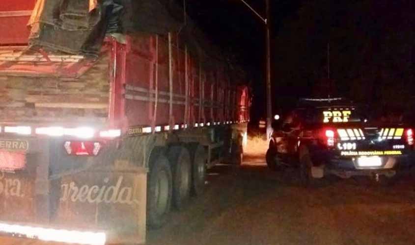 Em Jaru, PRF apreende 31,22 m³ de madeira irregular