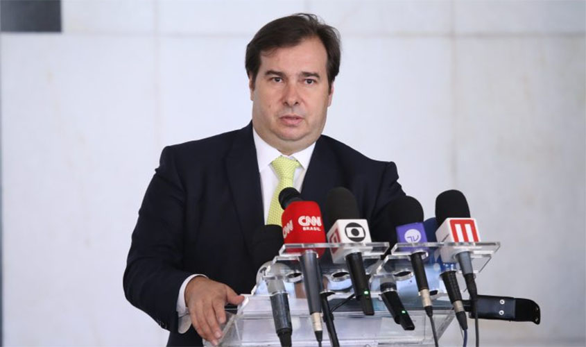 Maia defende atuação de ministro da Saúde no combate à pandemia