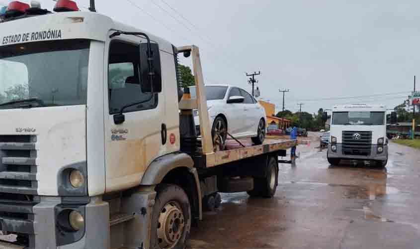 Detran-RO atua com guinchos e servidores para garantir segurança de motoristas em área alagada da BR-425