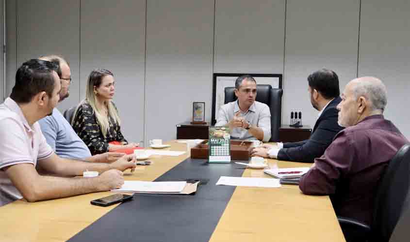 Deputada Cláudia de Jesus faz mediação entre Sindur e governo para aproveitar servidores da Caerd na administração pública