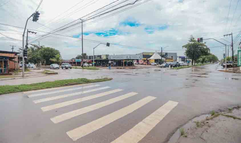 Prefeito Léo Moraes visita cruzamento da avenida Guaporé com Rio de Janeiro e destaca melhorias na drenagem