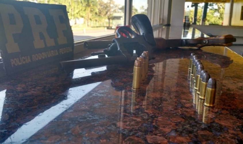 PRF prende ex-presidiário com duas armas de fogo