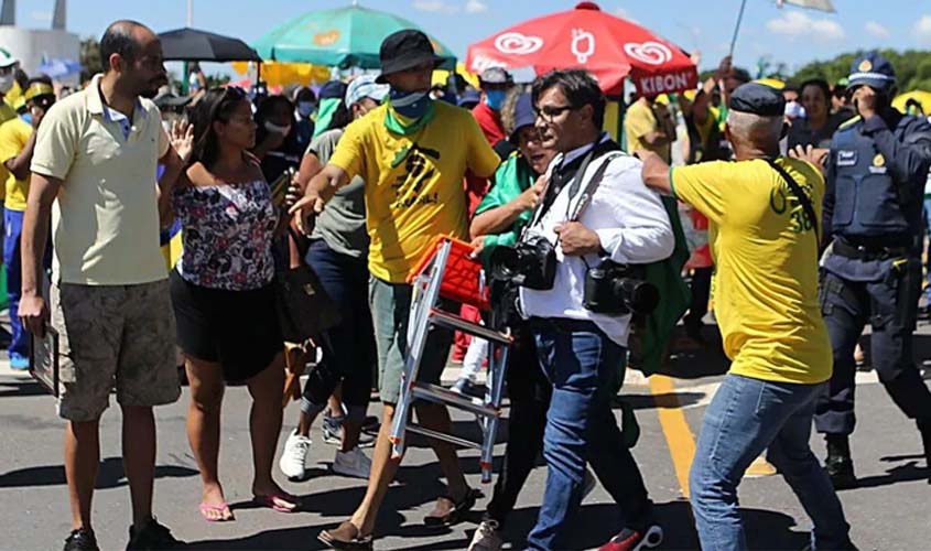 Bolsonaristas agridem profissionais da Globo, Estado e Folha de S.Paulo com chutes, empurrões e murros