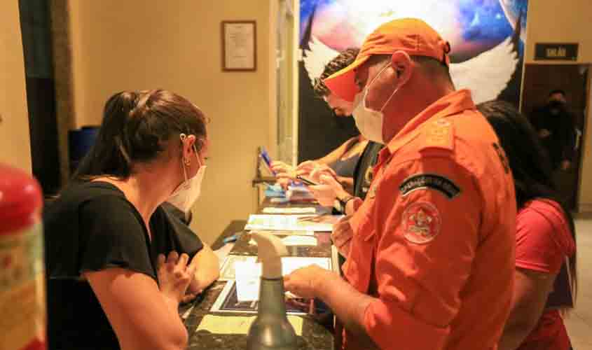 Na 6ª noite da 'Operação Prevenção', orientação sobre o Decreto 26.038 é reforçada em estabelecimentos comerciais