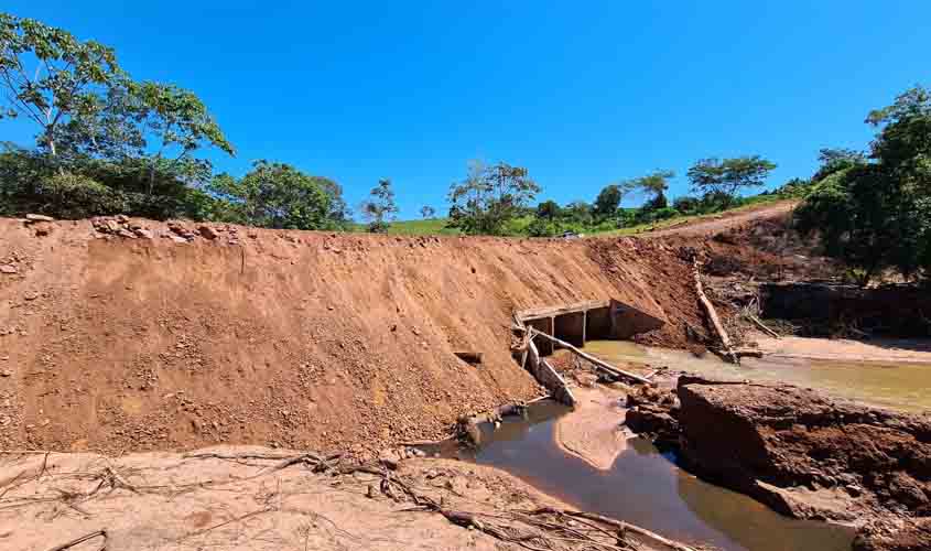 DER conclui aterro de galeria que rompeu após forte chuva na RO-490