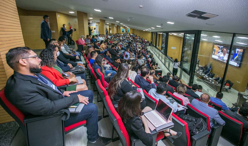 Fórum de Legisladores inicia com casa cheia e programação especial até quinta-feira