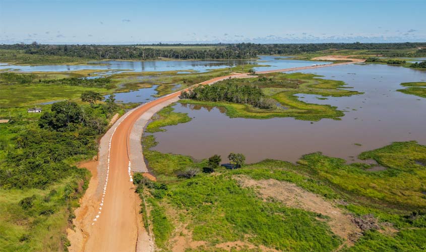 Ieda Chaves acompanha entrega de obra de acesso à Vila de Nova Teotônio em Porto Velho