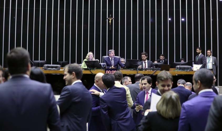 Lira adia votação do Projeto das Fake News  