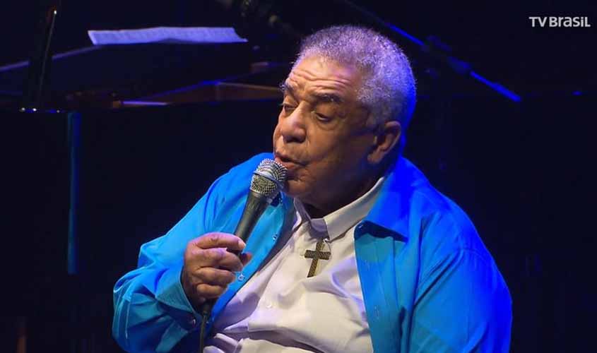 Agnaldo Timóteo melhora e já consegue conversar com familiares