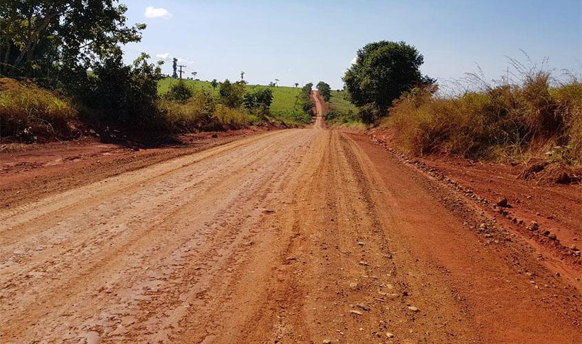 Serviços de manutenção na RO-383 são realizados para melhor trafegabilidade na região