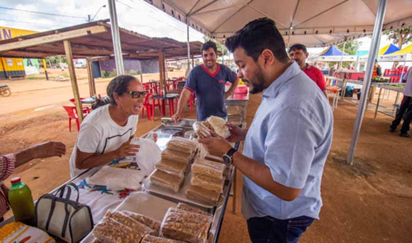 Deputado Marcelo Cruz faz entrega de tendas para os feirantes de União Bandeirantes