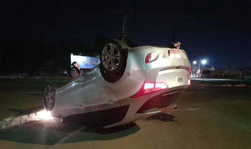 Motorista sai ilesa após capotar carro na capital