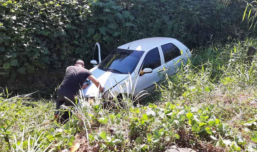 Após furtarem residência, bandidos tentam fugir de carro e caem em vala