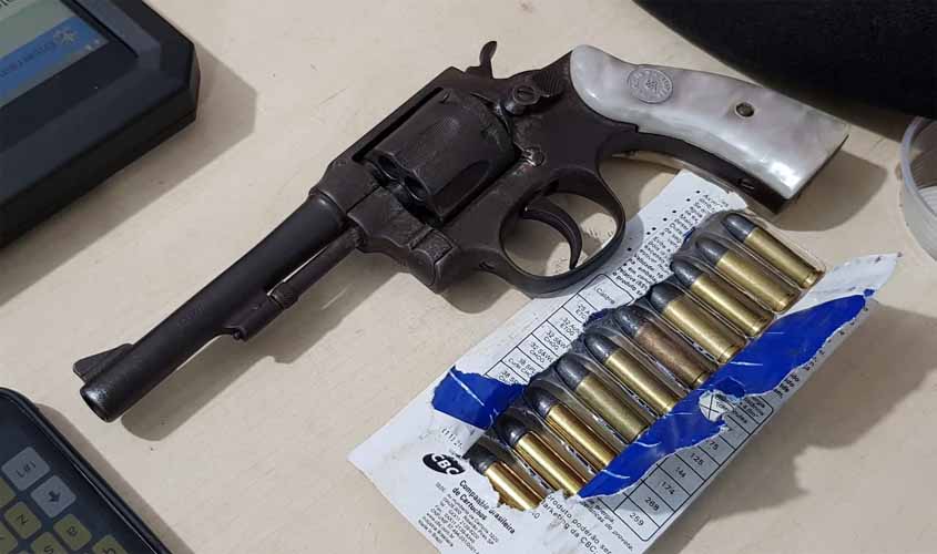 Motorista de aplicativo é detido com arma dentro de carro