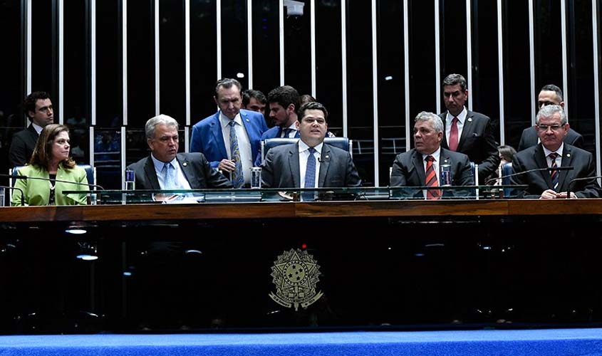 Promulgada emenda que permite a militar acumular cargo em saúde e educação