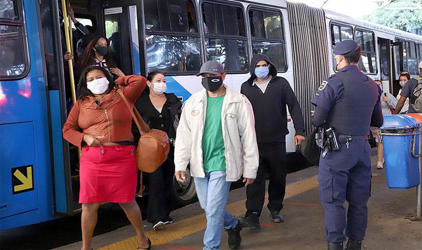 Bolsonaro veta uso obrigatório de máscara no comércio, em escolas e em igrejas  