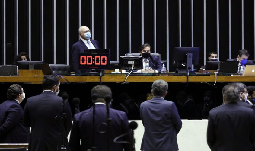 Plenário pode concluir na terça votação de MP que suspende quantidade mínima de dias letivos  