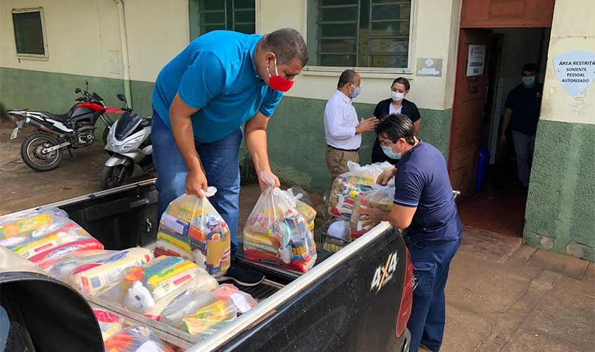 Marcelo Cruz e assessores fazem doações de cestas básicas para instituições de Porto Velho