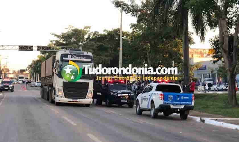 PRF identifica motociclista que morreu esmagado por uma carreta na capital