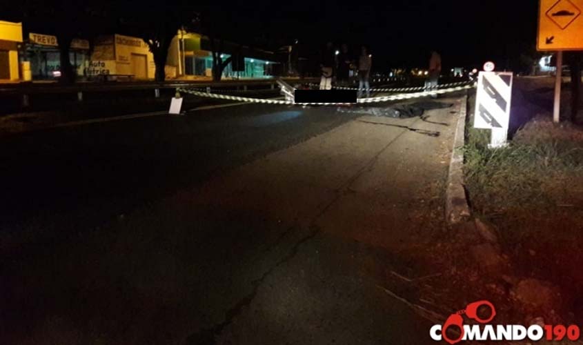 Motociclista morre após bater na traseira de carreta, em Presidente Médici
