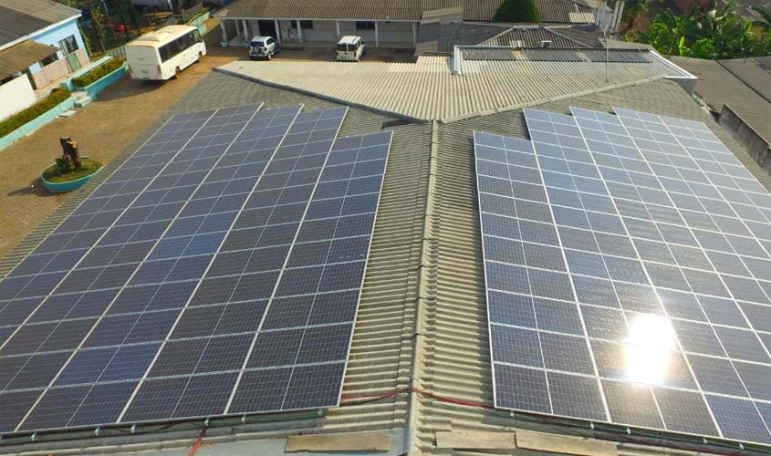Ceron entrega painel de energia solar que  reduzirá conta de luz em mais de de R$ 4 mil