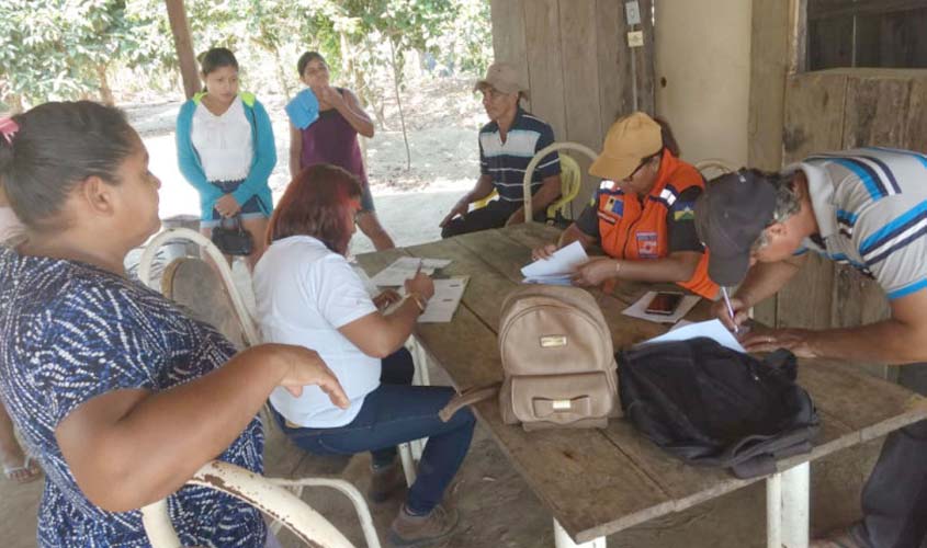 Ribeirinhos recebem cestas básicas no pós-enchente