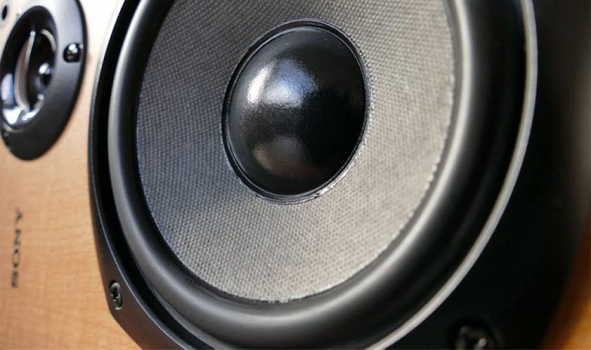 Homem de 29 anos desafia a polícia, mantém som alto perturbando vizinhos e acaba preso