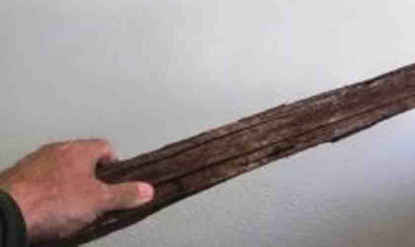 Homem se depara com ladrão dentro de casa e o golpeia com pedaço de madeira