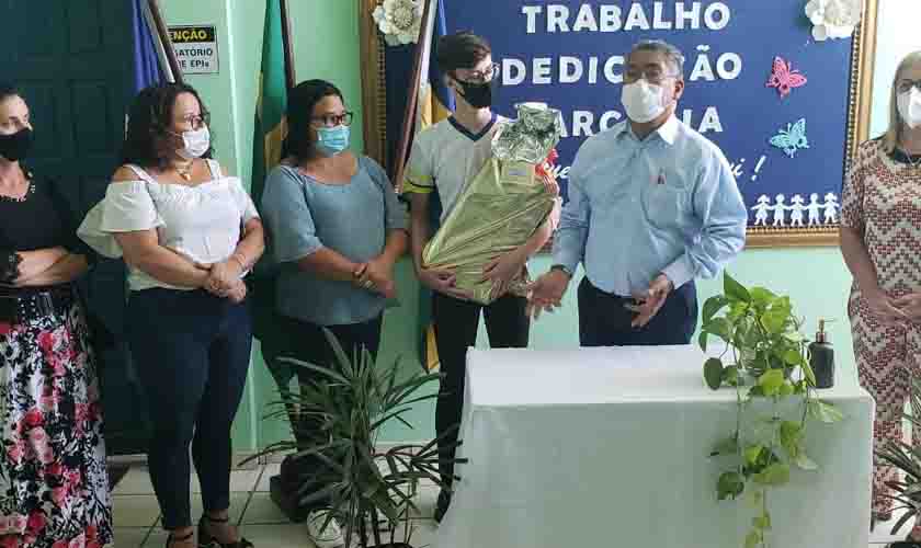 Governo de Rondônia entrega notebooks a estudantes que se destacaram no Enem 2020