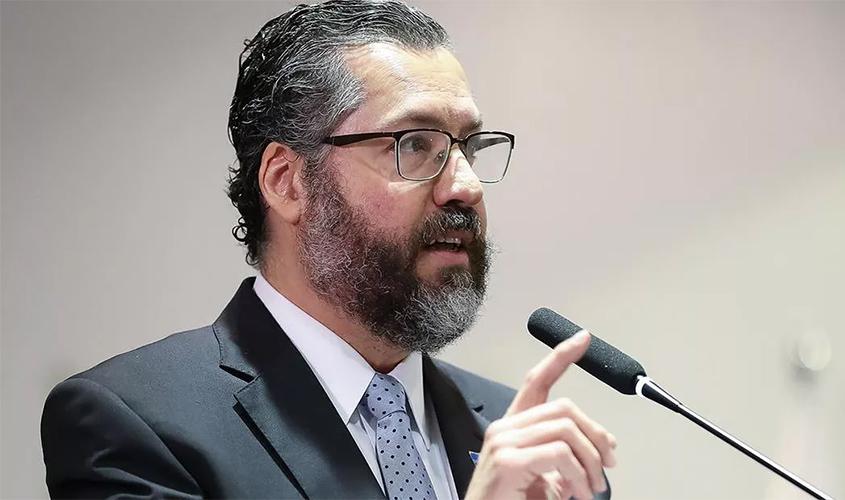 Esposa de Ernesto Araújo pega carona em avião da FAB e vai passar férias em Paris