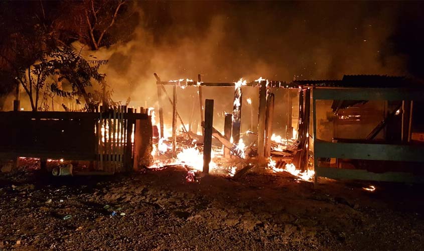 Encapuzados colocam fogo em bar de comerciante que matou universitário com tiro de chumbeira 