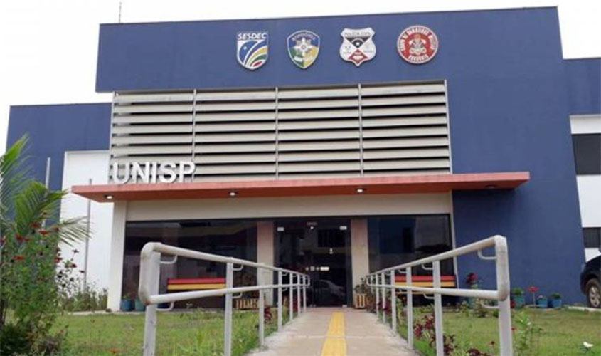 Mulher de 23 anos é presa após esfaquear homem de 46; motivação do crime não foi revelada