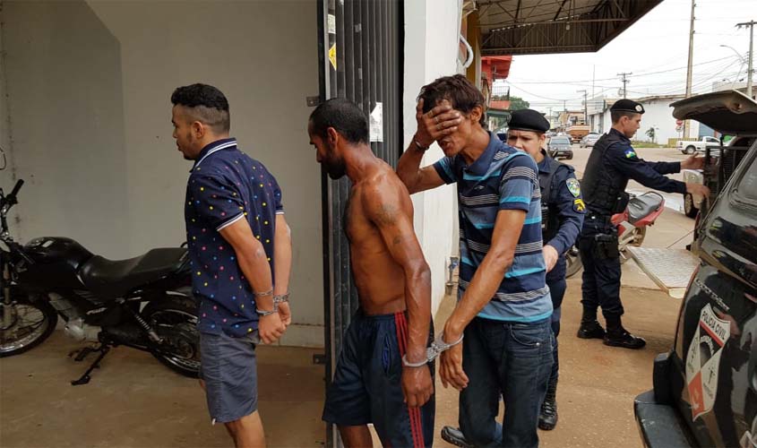 Polícia prende dupla acusada de roubo; suposto receptador estava com celular da vítima