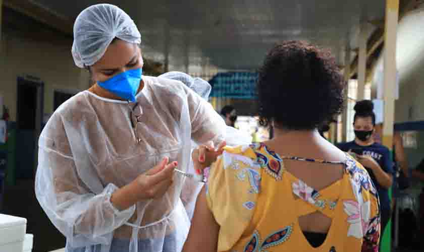 Vacinação na Escola Capitão Cláudio Manoel da Costa segue nesta sexta-feira