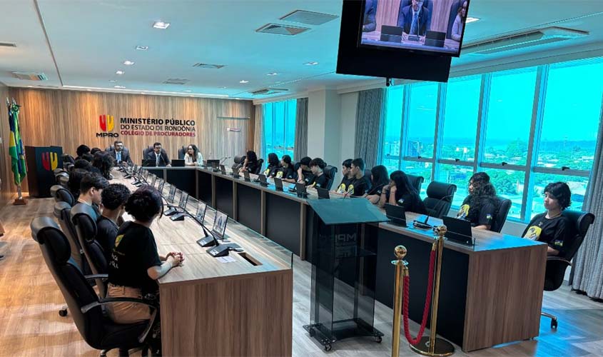 Estudantes da Patrulha Eleitoral visitam o MPRO