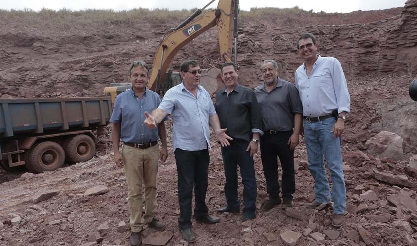 Em visita a usina de calcário, Maurão destaca importância do minério para aumento da produtividade