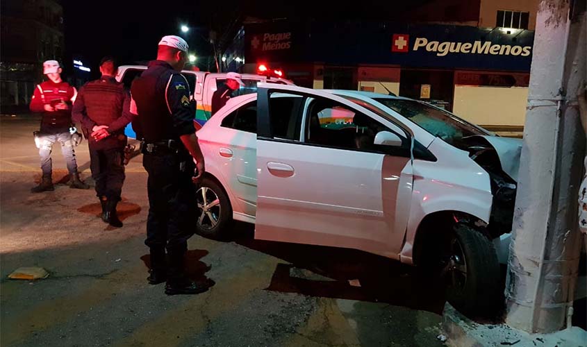 Motorista abandona carro após bater em poste