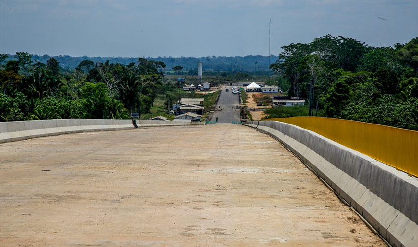 Obra da ponte que liga Rondônia ao Acre avança e recebe vistoria do ministro de Infraestrutura